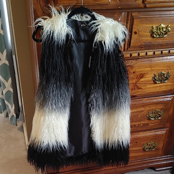 Justop Jackets & Blazers - Nwt Fabulous Faux Fur Ombre Vest One Size